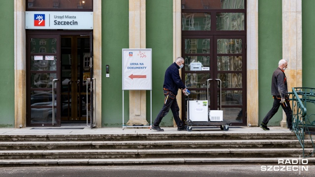 Fot. Robert Stachnik [Radio Szczecin] Śluby w szczecińskiej sali sesyjnej [ZDJĘCIA]
