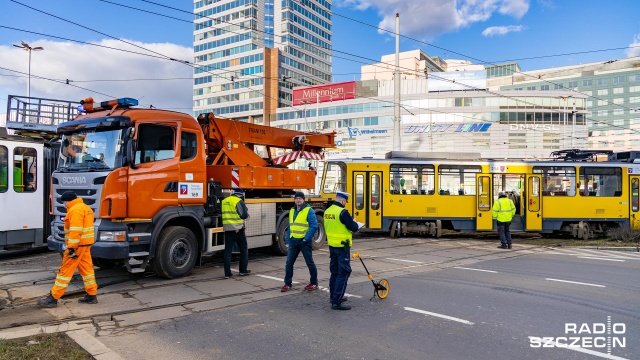 Fot. Robert Stachnik [Radio Szczecin] Wykolejenie tramwaju i drogowy armagedon w mieście [ZDJĘCIA]