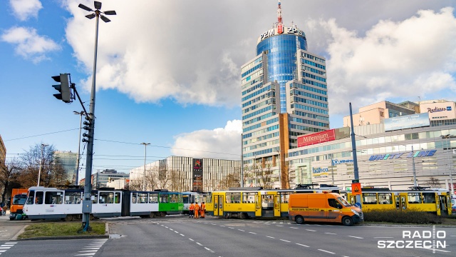 Fot. Robert Stachnik [Radio Szczecin] Wykolejenie tramwaju i drogowy armagedon w mieście [ZDJĘCIA]