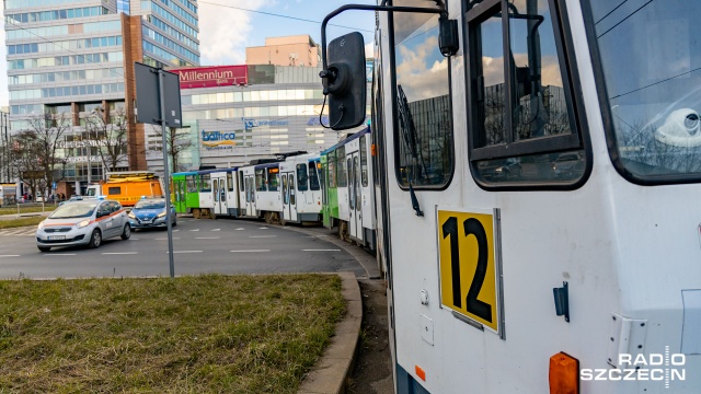 Fot. Robert Stachnik [Radio Szczecin] Wykolejenie tramwaju i drogowy armagedon w mieście [ZDJĘCIA]