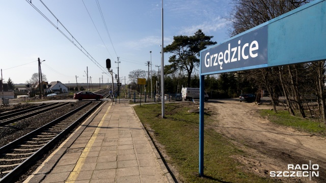 Prowadzone prace na przejeździe kolejowo-drogowym w Grzędzicach nie będą ograniczać ruchu pociągów. Fot. Robert Stachnik [Radio Szczecin] Remont w Grzędzicach, przejazd dla kierowców zamknięty [ZDJĘCIA]