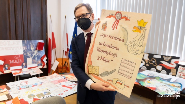 Fot. Robert Stachnik [Radio Szczecin] Młodzi plastycy uczcili uchwalenie Konstytucji 3 Maja [WIDEO, ZDJĘCIA]