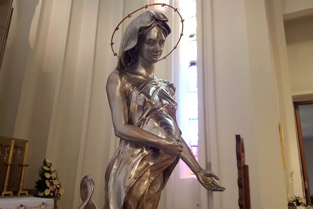 Figura będzie w szczecińskiej katedrze do piątku. Fot. Archiwum prywatne Współczesny wizerunek Maryi. Figura pielgrzymuje po archidiecezji [ZDJĘCIA]