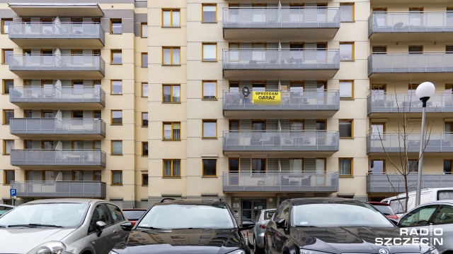 Fot. Robert Stachnik [Radio Szczecin] Parkingowa partyzantka na szczecińskim osiedlu [WIDEO, ZDJĘCIA]