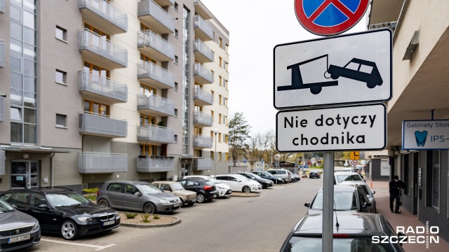 Fot. Robert Stachnik [Radio Szczecin] Parkingowa partyzantka na szczecińskim osiedlu [WIDEO, ZDJĘCIA]