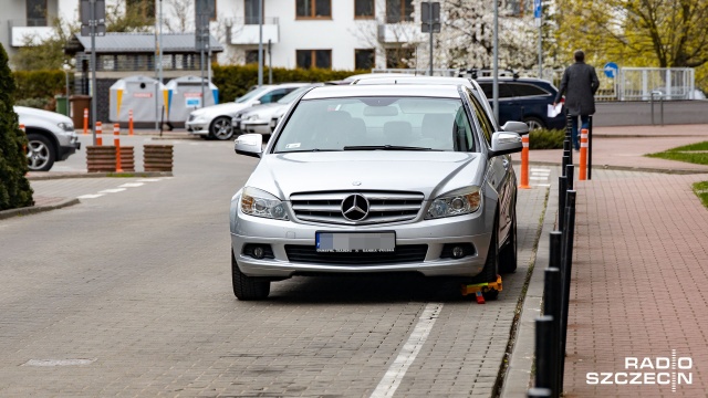 Fot. Robert Stachnik [Radio Szczecin] Parkingowa partyzantka na szczecińskim osiedlu [WIDEO, ZDJĘCIA]