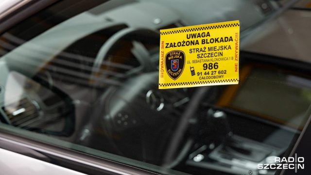 Fot. Robert Stachnik [Radio Szczecin] Parkingowa partyzantka na szczecińskim osiedlu [WIDEO, ZDJĘCIA]