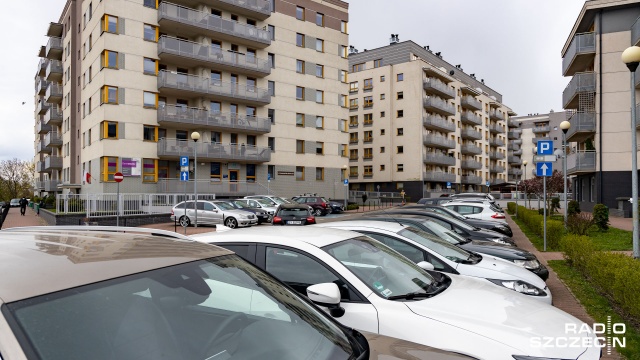 Fot. Robert Stachnik [Radio Szczecin] Parkingowa partyzantka na szczecińskim osiedlu [WIDEO, ZDJĘCIA]