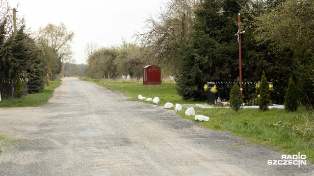 Całkowity koszt przebudowy drogi w miejscowości Mieszkowo, to kwota ponad miliona złotych. Fot. Robert Stachnik [Radio Szczecin] Rządowy fundusz - pół miliona na remont drogi w Mieszkowie [WIDEO, ZDJĘCIA]