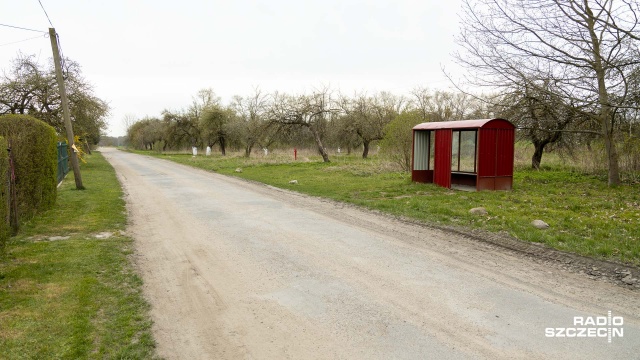 Całkowity koszt przebudowy drogi w miejscowości Mieszkowo, to kwota ponad miliona złotych. Fot. Robert Stachnik [Radio Szczecin] Rządowy fundusz - pół miliona na remont drogi w Mieszkowie [WIDEO, ZDJĘCIA]