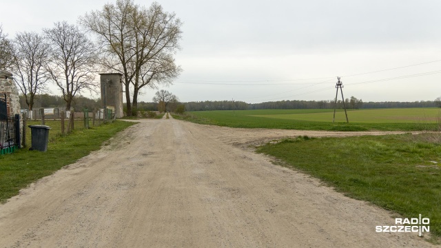 Całkowity koszt przebudowy drogi w miejscowości Mieszkowo, to kwota ponad miliona złotych. Fot. Robert Stachnik [Radio Szczecin] Rządowy fundusz - pół miliona na remont drogi w Mieszkowie [WIDEO, ZDJĘCIA]