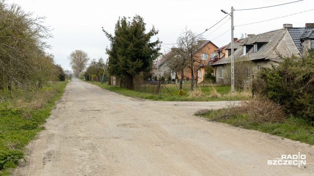 Całkowity koszt przebudowy drogi w miejscowości Mieszkowo, to kwota ponad miliona złotych. Fot. Robert Stachnik [Radio Szczecin] Rządowy fundusz - pół miliona na remont drogi w Mieszkowie [WIDEO, ZDJĘCIA]