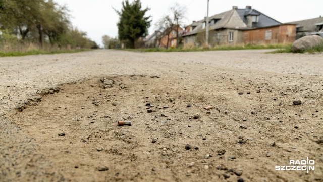 Całkowity koszt przebudowy drogi w miejscowości Mieszkowo, to kwota ponad miliona złotych. Fot. Robert Stachnik [Radio Szczecin] Rządowy fundusz - pół miliona na remont drogi w Mieszkowie [WIDEO, ZDJĘCIA]