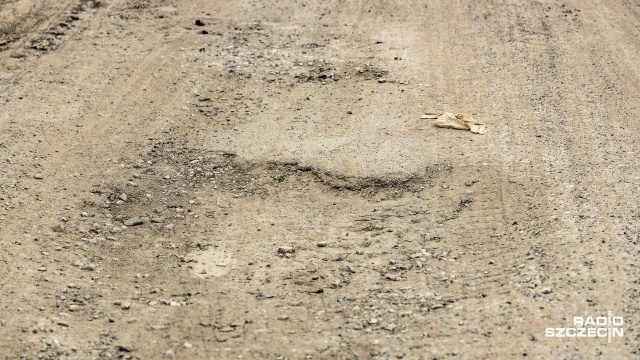 Całkowity koszt przebudowy drogi w miejscowości Mieszkowo, to kwota ponad miliona złotych. Fot. Robert Stachnik [Radio Szczecin] Rządowy fundusz - pół miliona na remont drogi w Mieszkowie [WIDEO, ZDJĘCIA]