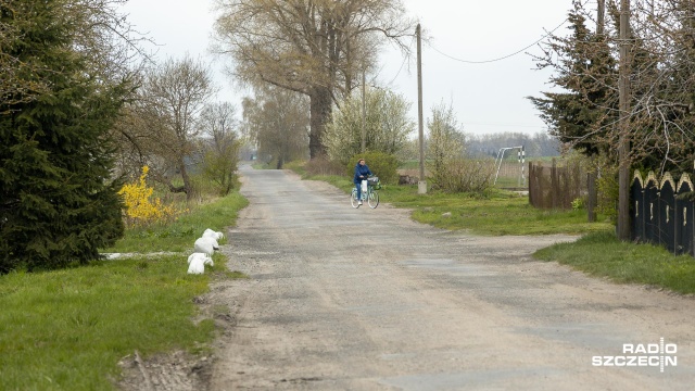 Całkowity koszt przebudowy drogi w miejscowości Mieszkowo, to kwota ponad miliona złotych. Fot. Robert Stachnik [Radio Szczecin] Rządowy fundusz - pół miliona na remont drogi w Mieszkowie [WIDEO, ZDJĘCIA]