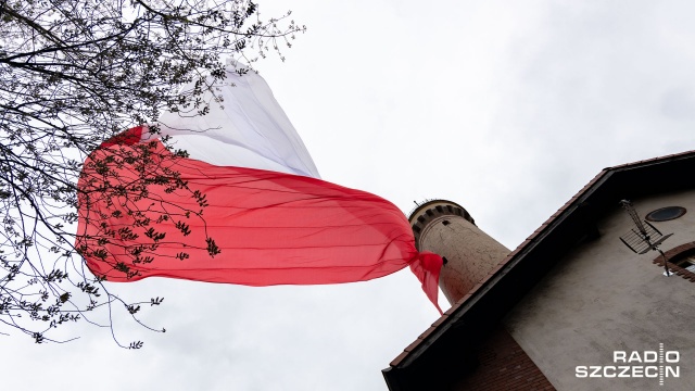 Fot. Robert Stachnik [Radio Szczecin] Największa biało-czerwona powiewa na latarni w Świnoujściu [ZDJĘCIA]