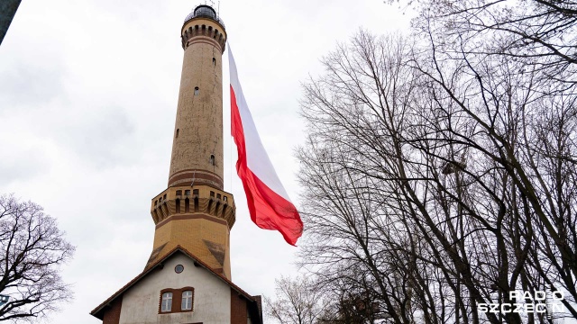 Fot. Robert Stachnik [Radio Szczecin] Największa biało-czerwona powiewa na latarni w Świnoujściu [ZDJĘCIA]