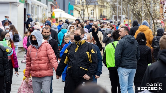 Fot. Robert Stachnik [Radio Szczecin] Mimo braku słońca, nad morzem nie brakuje turystów [ZDJĘCIA]