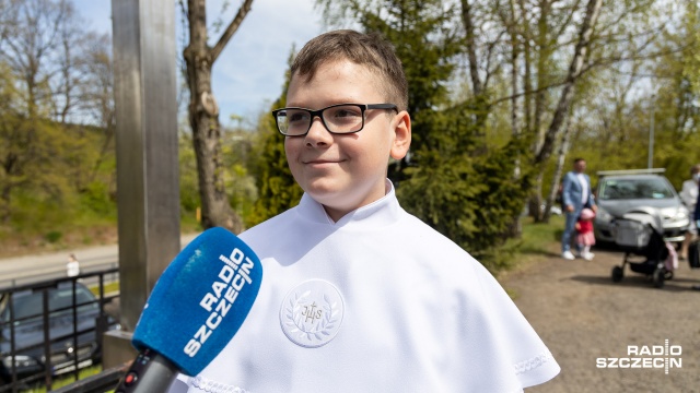 Pierwsza Komunia Święta jest ważnym wydarzeniem nie tylko dla przyjmujących i ich rodzin, lecz również dla całej wspólnoty parafialnej. Fot. Robert Stachnik [Radio Szczecin] "Sakrament najważniejszy, reszta to tło" [ZDJĘCIA]
