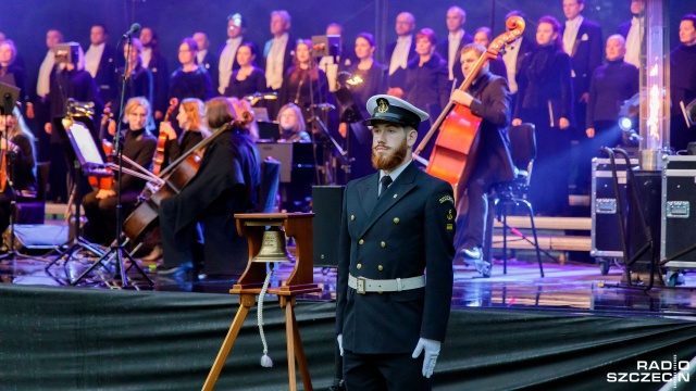 Na scenie ustawionej u stóp Kaplicy Głównej wystąpili artyści Opery na Zamku, a zabrzmiało między innymi "Requiem" Charlesa Gounoda. Fot. Robert Stachnik [Radio Szczecin] "Tym, którzy nie powrócili z morza" [ZDJĘCIA]