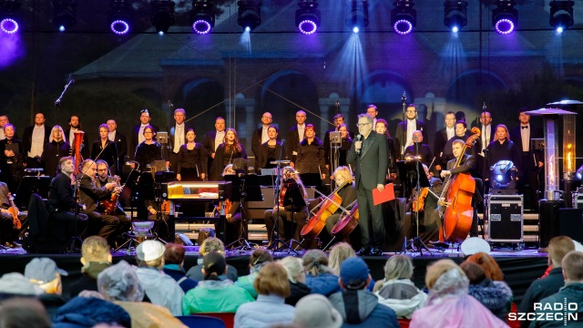 Na scenie ustawionej u stóp Kaplicy Głównej wystąpili artyści Opery na Zamku, a zabrzmiało między innymi "Requiem" Charlesa Gounoda. Fot. Robert Stachnik [Radio Szczecin] "Tym, którzy nie powrócili z morza" [ZDJĘCIA]