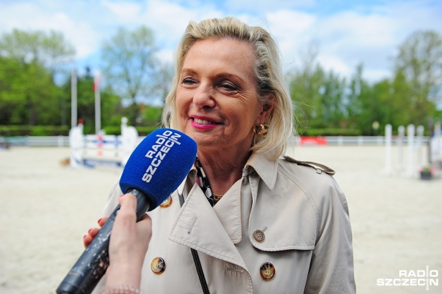 Nagrody zwycięzcom wręczała Anna Maria Anders. Fot. Marcin Kokolus [Radio Szczecin] Wielki finał jeździeckich zmagań pod Kołobrzegiem [ZDJĘCIA]