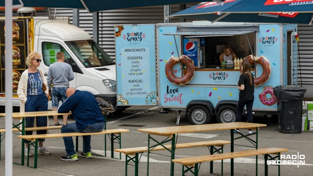 Fot. Robert Stachnik [Radio Szczecin] Ruszył sezon "foodtruckowy" w Szczecinie [ZDJĘCIA]
