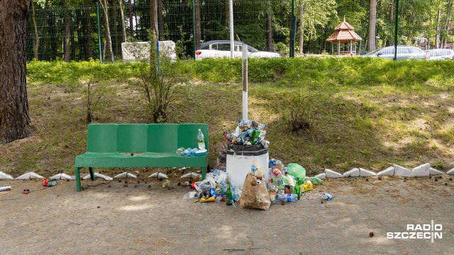 Fot. Robert Stachnik [Radio Szczecin] Głębokie tonie... w śmieciach [WIDEO, ZDJĘCIA]