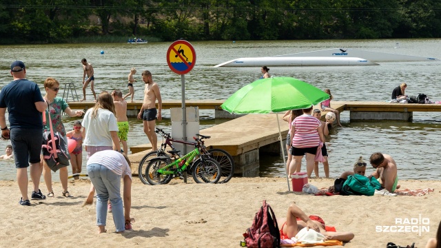 Fot. Robert Stachnik [Radio Szczecin] "Plażing" przy Jeziorze Głębokie. Cieszą się przede wszystkim dzieci [WIDEO, ZDJĘCIA]