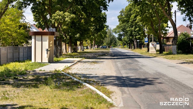 Fot. Robert Stachnik [Radio Szczecin] Dziurawa droga i chaszcze. "Mamy dość - żądamy wykonania" [WIDEO, ZDJĘCIA]
