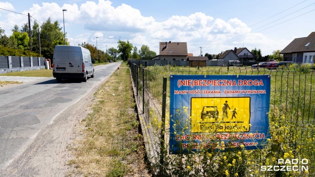 Fot. Robert Stachnik [Radio Szczecin] Dziurawa droga i chaszcze. "Mamy dość - żądamy wykonania" [WIDEO, ZDJĘCIA]