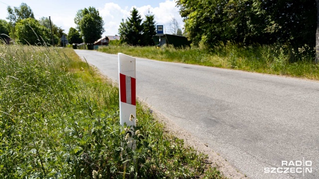 Fot. Robert Stachnik [Radio Szczecin] Dziurawa droga i chaszcze. "Mamy dość - żądamy wykonania" [WIDEO, ZDJĘCIA]