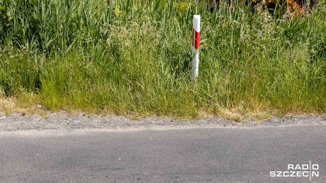 Fot. Robert Stachnik [Radio Szczecin] Dziurawa droga i chaszcze. "Mamy dość - żądamy wykonania" [WIDEO, ZDJĘCIA]