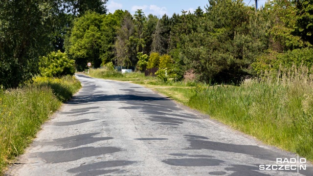 Fot. Robert Stachnik [Radio Szczecin] Dziurawa droga i chaszcze. "Mamy dość - żądamy wykonania" [WIDEO, ZDJĘCIA]
