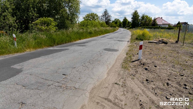 Fot. Robert Stachnik [Radio Szczecin] Dziurawa droga i chaszcze. "Mamy dość - żądamy wykonania" [WIDEO, ZDJĘCIA]