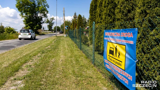 Fot. Robert Stachnik [Radio Szczecin] Dziurawa droga i chaszcze. "Mamy dość - żądamy wykonania" [WIDEO, ZDJĘCIA]