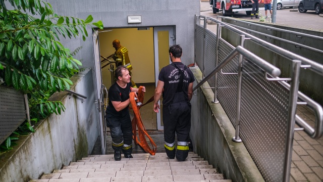 Fot. Wojciech Ochrymiuk [Radio Szczecin] Strażacy ratowali zalane szpitalne laboratorium [WIDEO, ZDJĘCIA]
