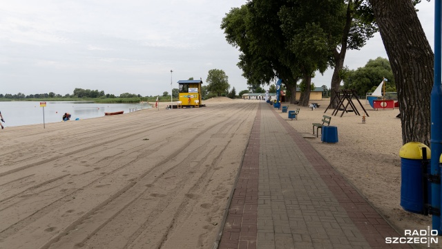 Fot. Robert Stachnik [Radio Szczecin] Ciemna i brudna plaża? OSiR: oczyści się w sposób naturalny [WIDEO, ZDJĘCIA]