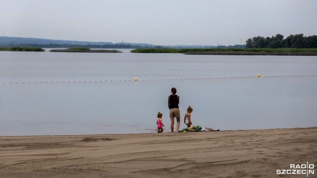 Fot. Robert Stachnik [Radio Szczecin] Ciemna i brudna plaża? OSiR: oczyści się w sposób naturalny [WIDEO, ZDJĘCIA]