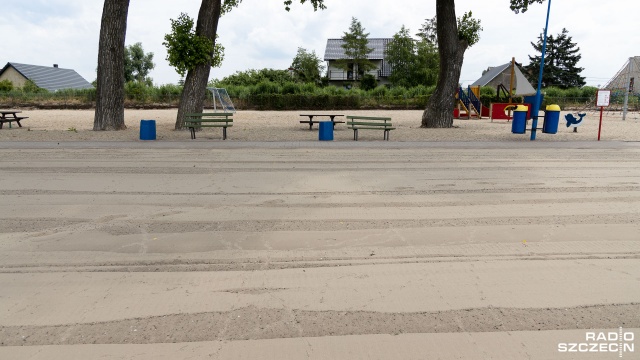 Fot. Robert Stachnik [Radio Szczecin] Ciemna i brudna plaża? OSiR: oczyści się w sposób naturalny [WIDEO, ZDJĘCIA]