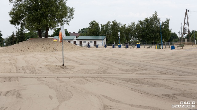 Fot. Robert Stachnik [Radio Szczecin] Ciemna i brudna plaża? OSiR: oczyści się w sposób naturalny [WIDEO, ZDJĘCIA]