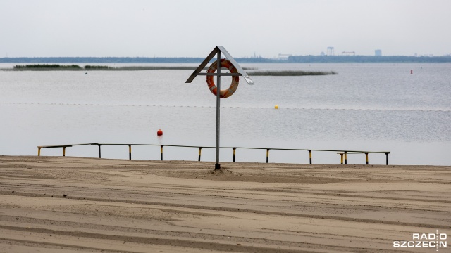 Fot. Robert Stachnik [Radio Szczecin] Ciemna i brudna plaża? OSiR: oczyści się w sposób naturalny [WIDEO, ZDJĘCIA]