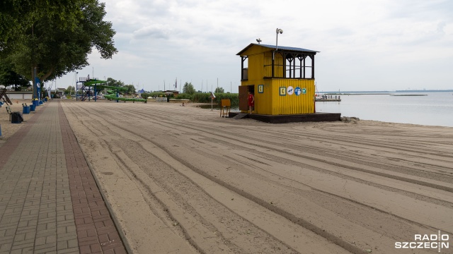 Fot. Robert Stachnik [Radio Szczecin] Ciemna i brudna plaża? OSiR: oczyści się w sposób naturalny [WIDEO, ZDJĘCIA]
