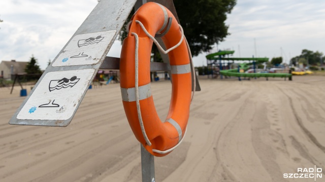 Fot. Robert Stachnik [Radio Szczecin] Ciemna i brudna plaża? OSiR: oczyści się w sposób naturalny [WIDEO, ZDJĘCIA]