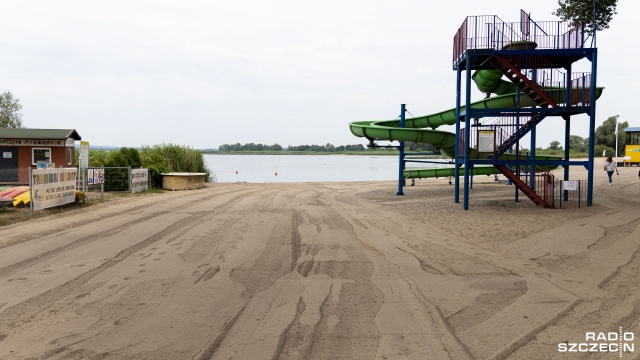 Fot. Robert Stachnik [Radio Szczecin] Ciemna i brudna plaża? OSiR: oczyści się w sposób naturalny [WIDEO, ZDJĘCIA]