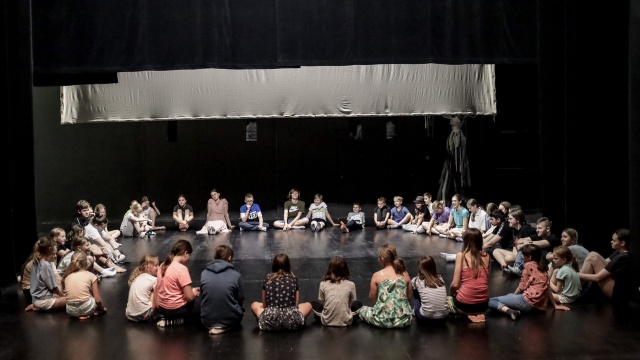 Fot. https://www.facebook.com/Teatr.Lalek.Pleciuga/ Młodzież stawia pierwsze kroki na deskach teatru [ZDJĘCIA]