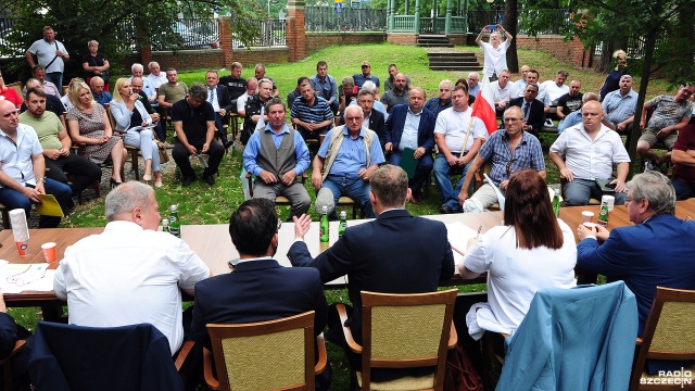 Spotkanie rolników w ogrodach ZUW w sprawie suszy w regionie. Fot. Marcin Kokolus [Radio Szczecin] Rolnicy walczą z suszą i systemem [ZDJĘCIA]