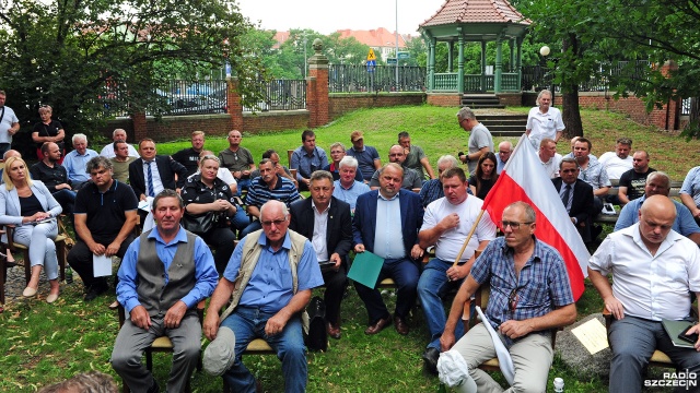 Spotkanie rolników w ogrodach ZUW w sprawie suszy w regionie. Fot. Marcin Kokolus [Radio Szczecin] Rolnicy walczą z suszą i systemem [ZDJĘCIA]