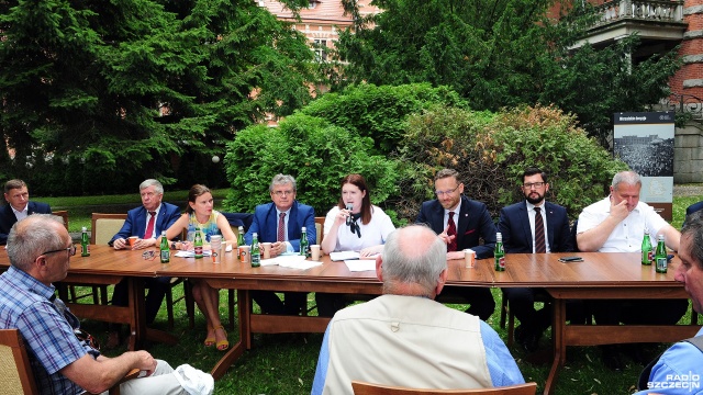 Spotkanie rolników w ogrodach ZUW w sprawie suszy w regionie. Fot. Marcin Kokolus [Radio Szczecin] Rolnicy walczą z suszą i systemem [ZDJĘCIA]