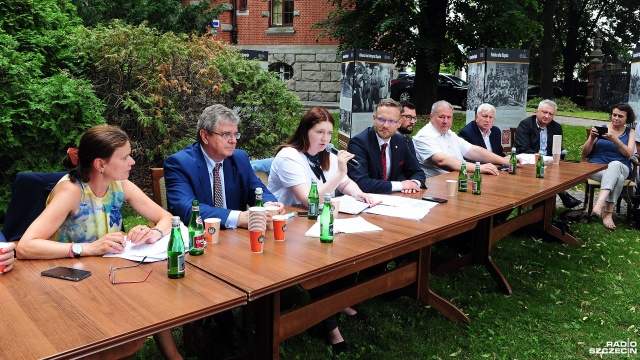 Spotkanie rolników w ogrodach ZUW w sprawie suszy w regionie. Fot. Marcin Kokolus [Radio Szczecin] Rolnicy walczą z suszą i systemem [ZDJĘCIA]